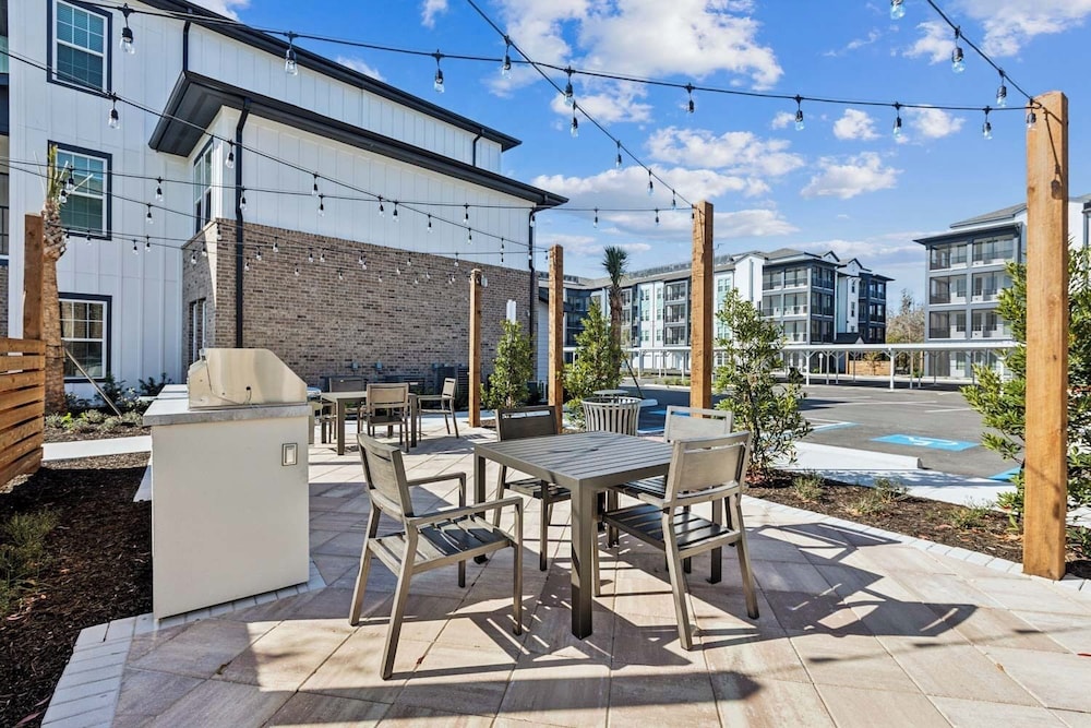 Landing Apartments near Sun City Center and Riverview