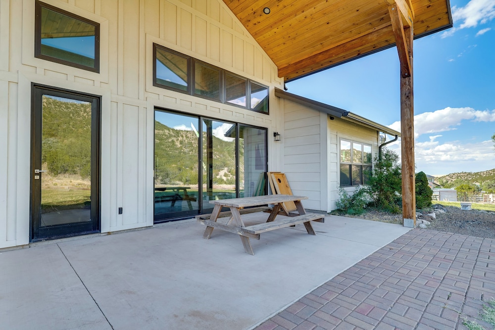 Nat'l Forest Access & Mtn Views: Family Eagar Home