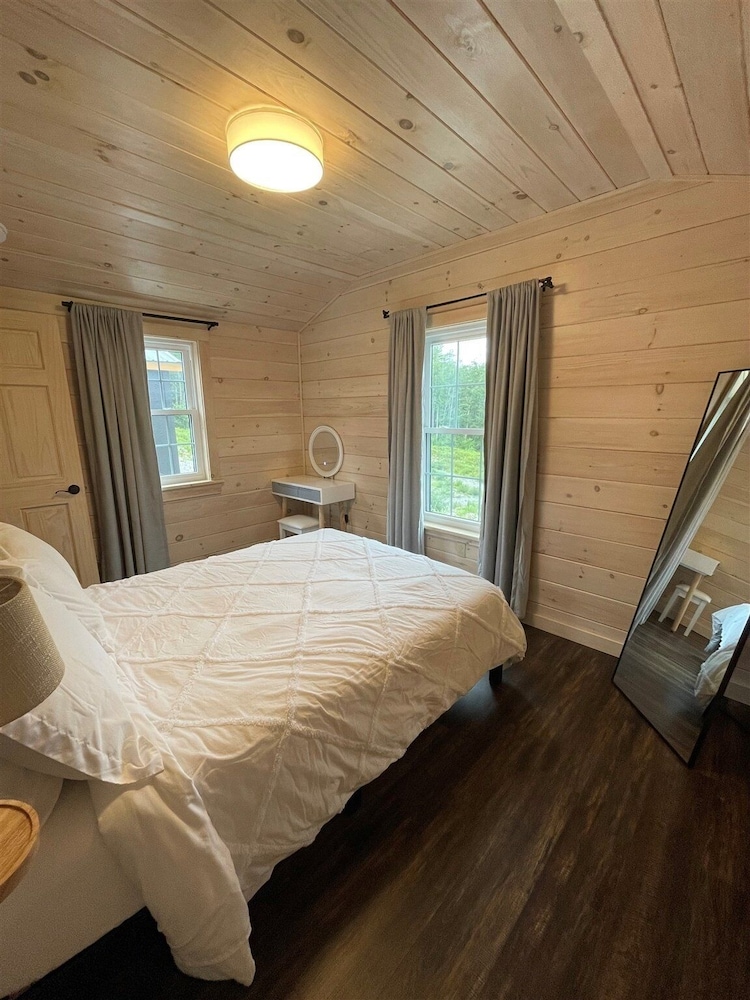 Titmouse Limit 4 2 Bedroom Cabin