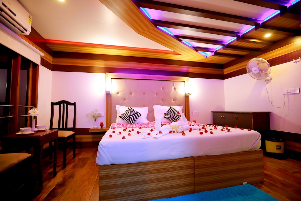 Kerala Luxury House Boat view 5