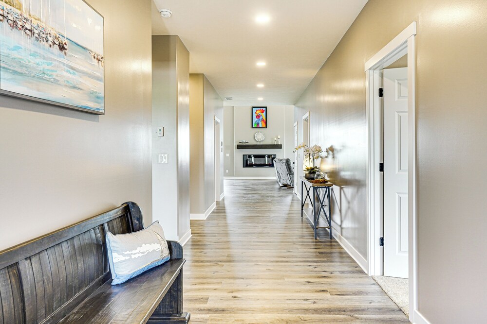 2 Mi to Lewis and Clark Lake: Spacious Getaway