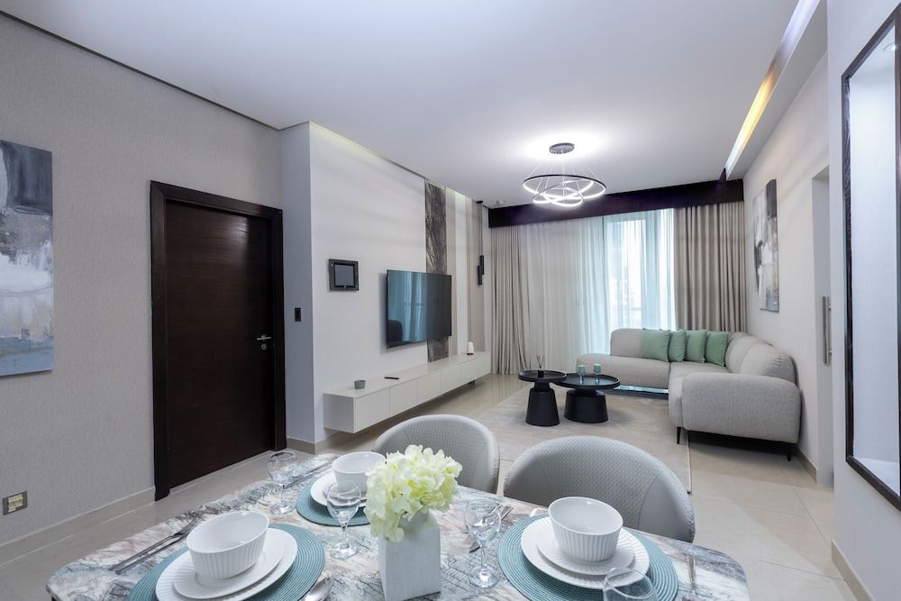 Stylish 2BR Business Bay Pool Access