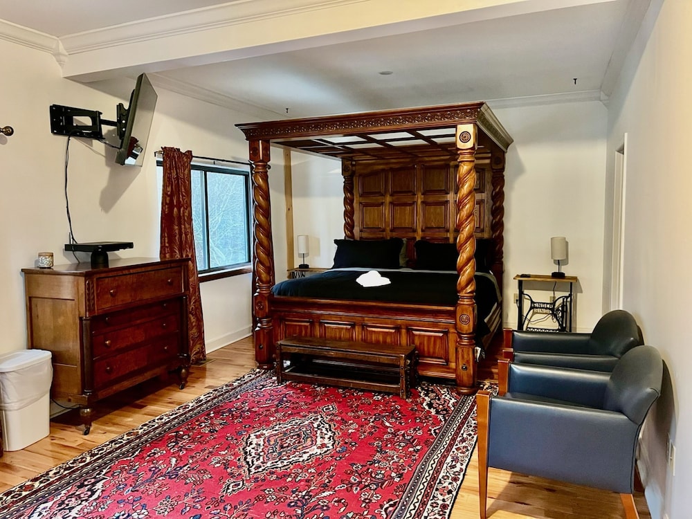 Very Secluded Breathtaking Riverfront Game Room