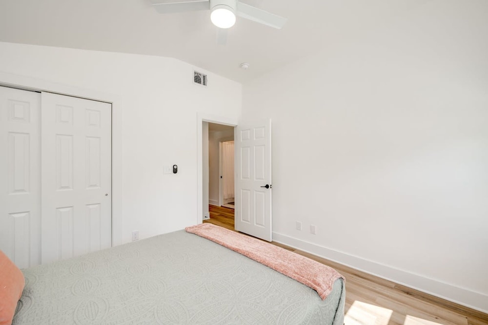 Modern 3 2 two Kings hot tub Fire pit 16min to Wine Trail Nearby Pickleball Courts Pools
