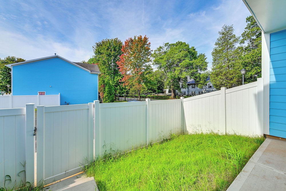 Modern Townhome w/ Yard: 5 Mi to Dtwn Charlotte