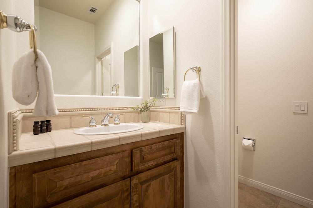 Villa Verdot by Avantstay Spectacular 6 BR Estate w Pool Hot Tub Tennis B-ball Courts