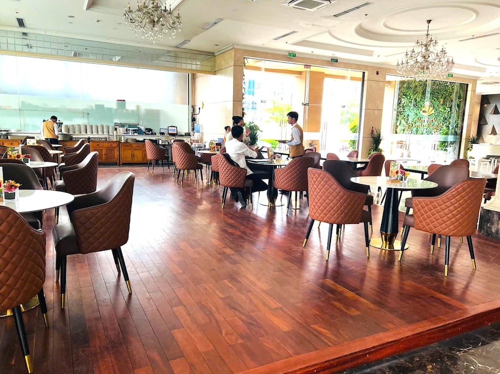 Diamond Suite Golden King