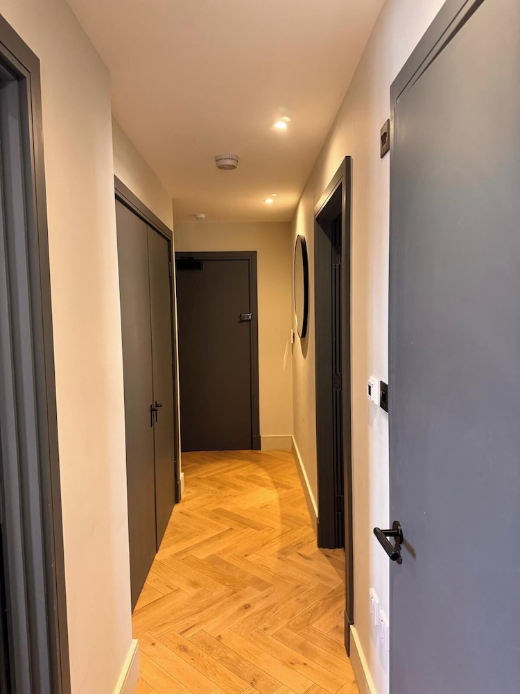 Thames Ditton Apt - Sleeps 6 - Garden & Bbq
