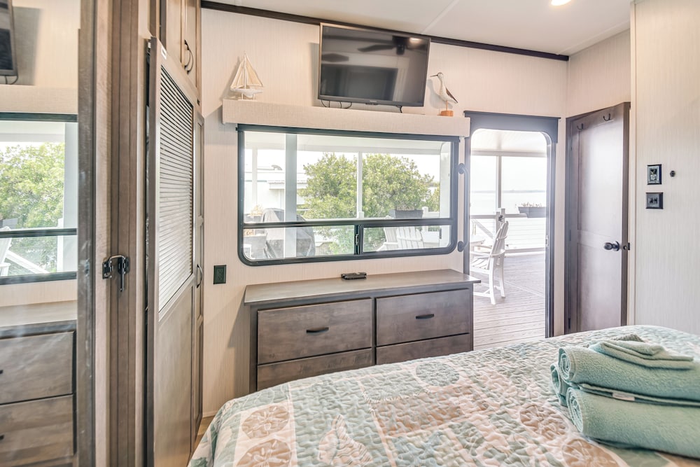 Pools, Boat Ramp & More: Cottage in Virginia Beach