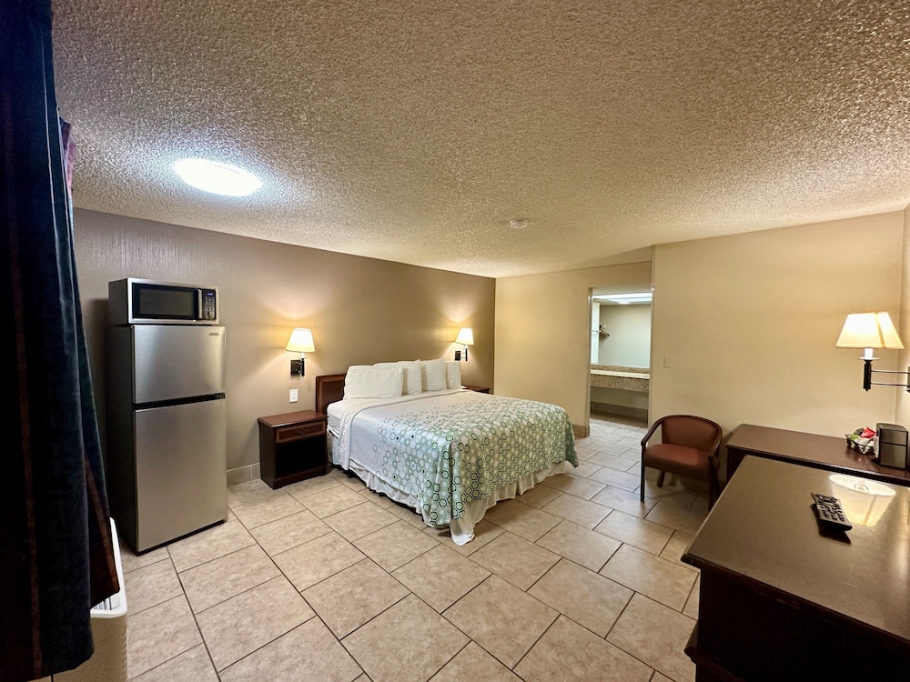 Yuba City Vacations - HomeTowne Studios by Red Roof Yuba City - Property Image 6