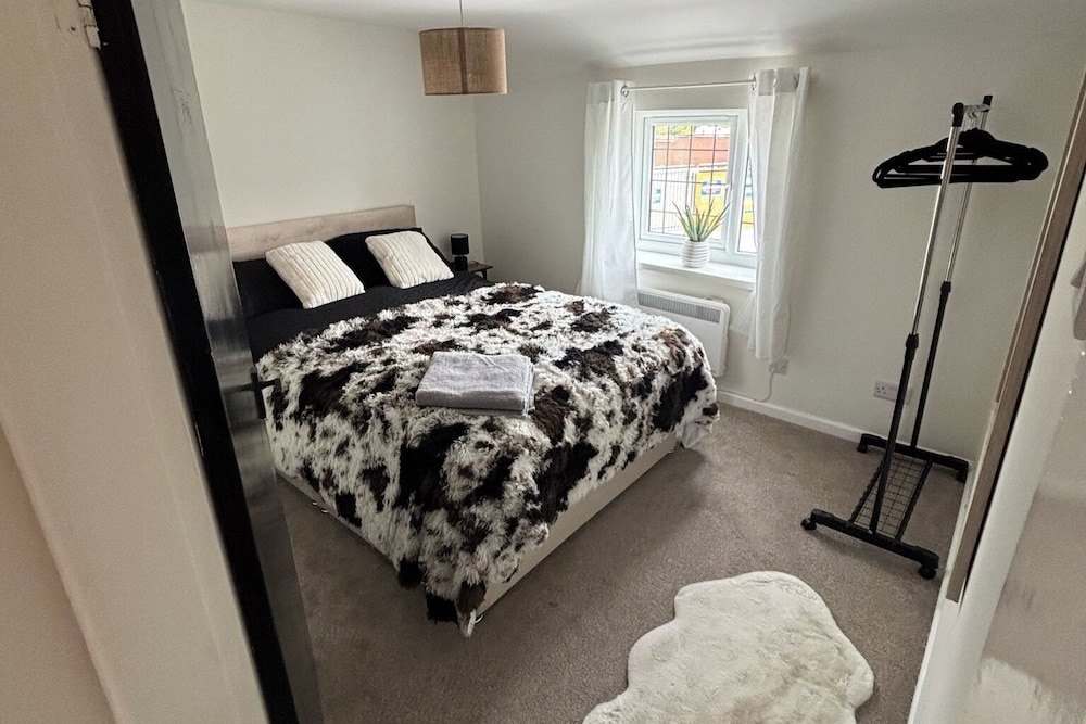 Cottage - Sleeps 4 - Pet Ok - Patio - Parking