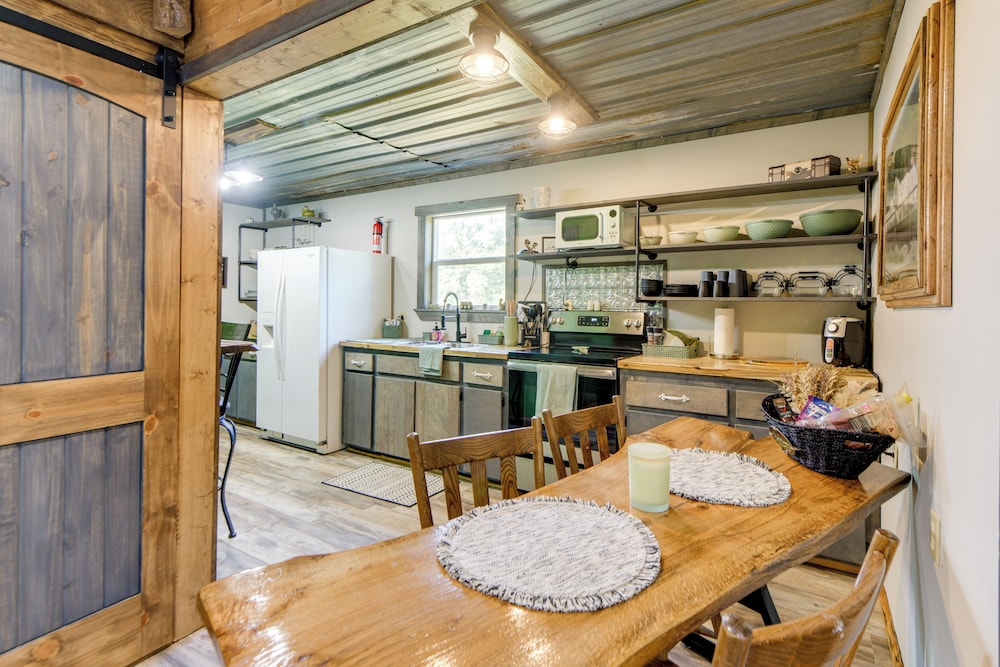 Lake Eufaula Access: Cozy Wood Cabin w/ Yard!