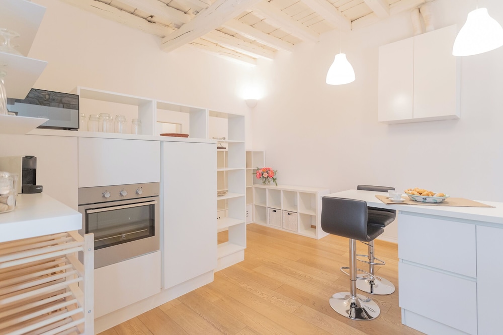 Wine Not Apartment in Como City Centre by Rent all Como