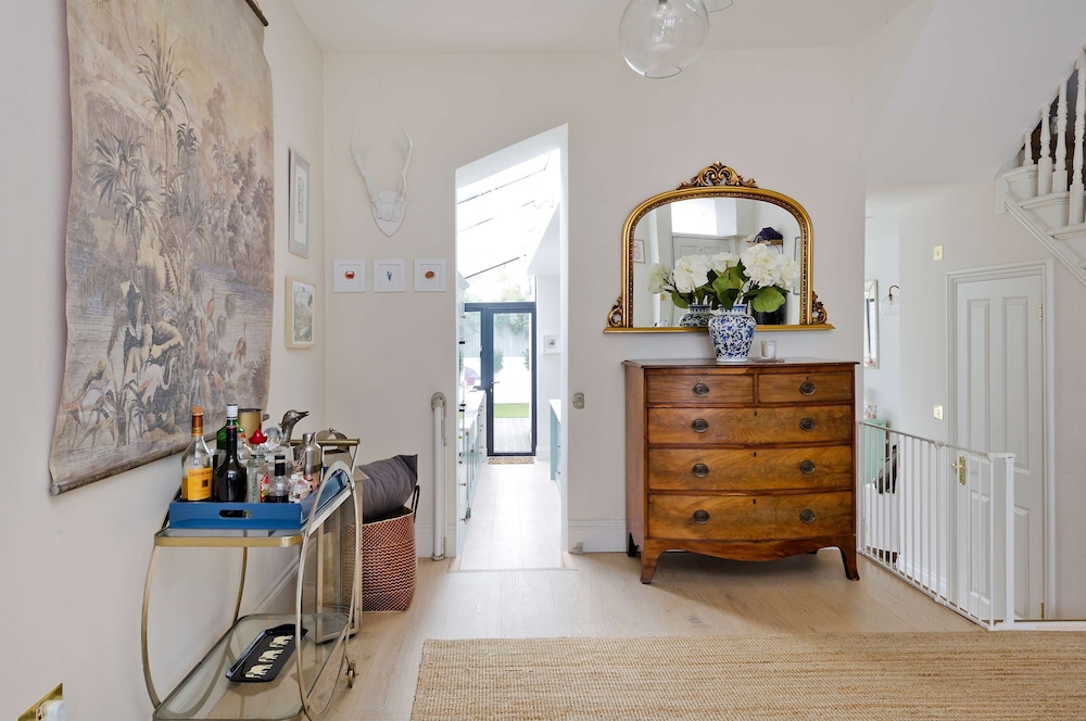 Beautiful Family House With Garden in Queen s Park