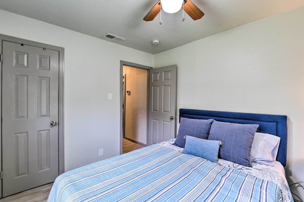 Lake Granbury Getaway ~ 1 Block to Waterfront view 2