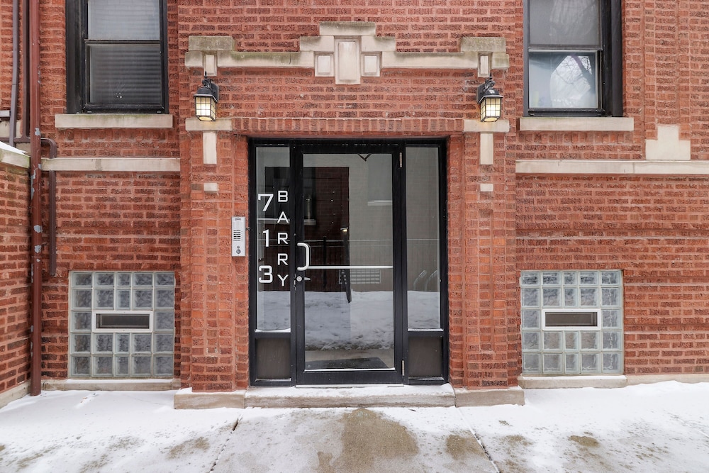 Remodeled Studio Apt in East Lakeview view 5