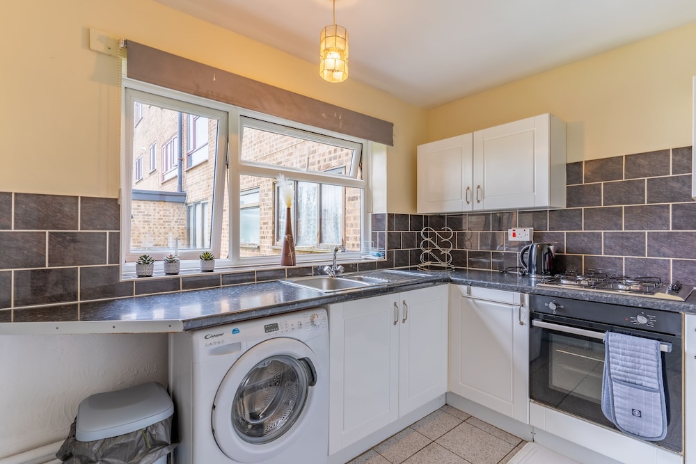 1bed-sleeps2-parking-nearcitycentre-jlr-nec view 5