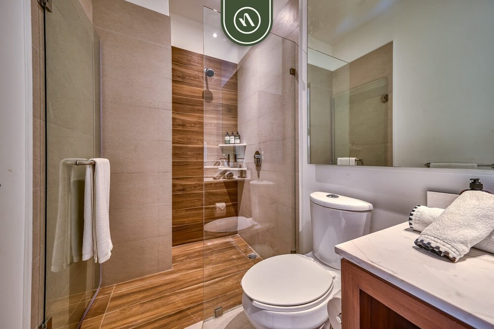 2BR Condo With Rooftop Pool - 2 Min Walk to Beach