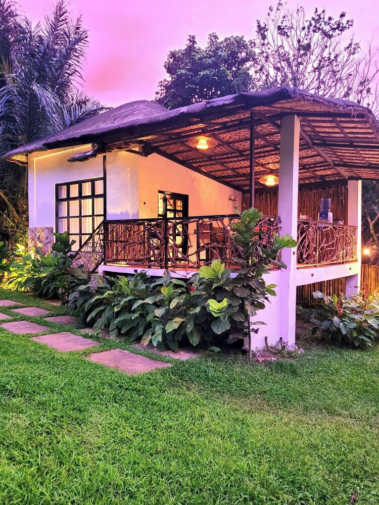 Modern Bahay Kubo Near Tagaytay - Casita Anahaw