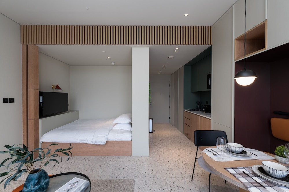 Upside Living - 1819 - BB