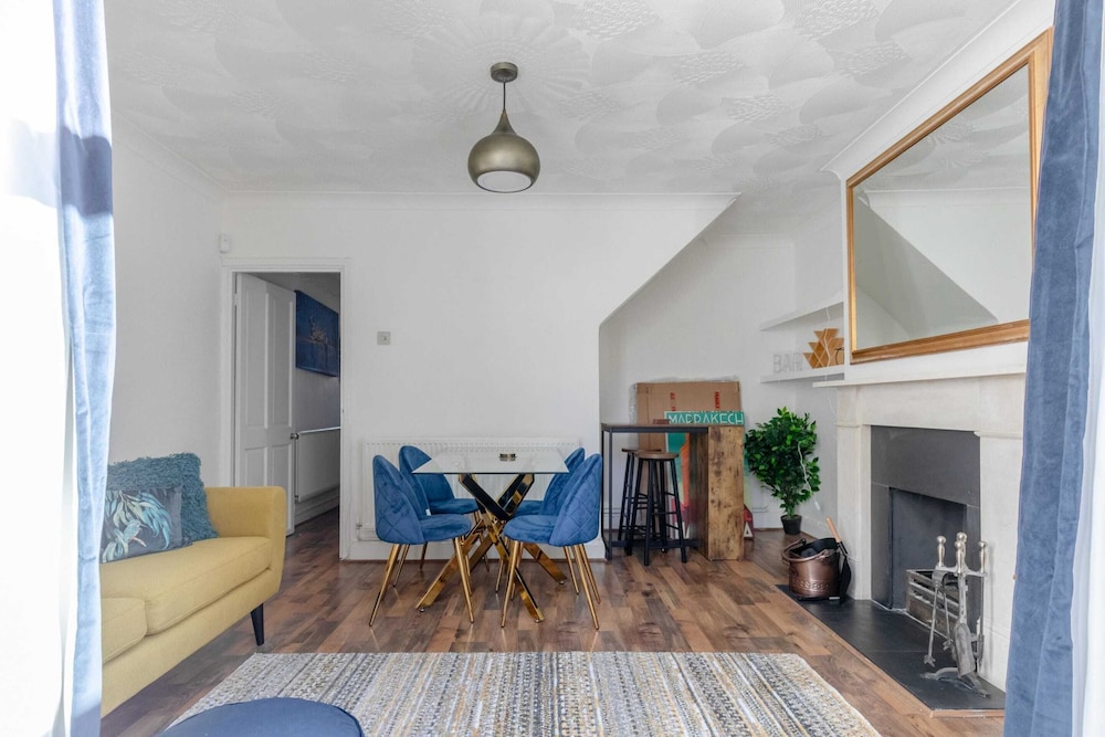 Serene 2BD Flat W/private Patio Old Street!