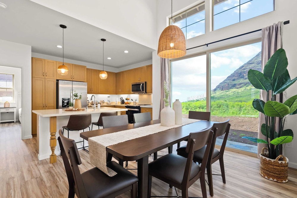 Sleeps 16, 2 Homes Ocean Views, Shared Pool + Gym, Near the Beach Avantstay