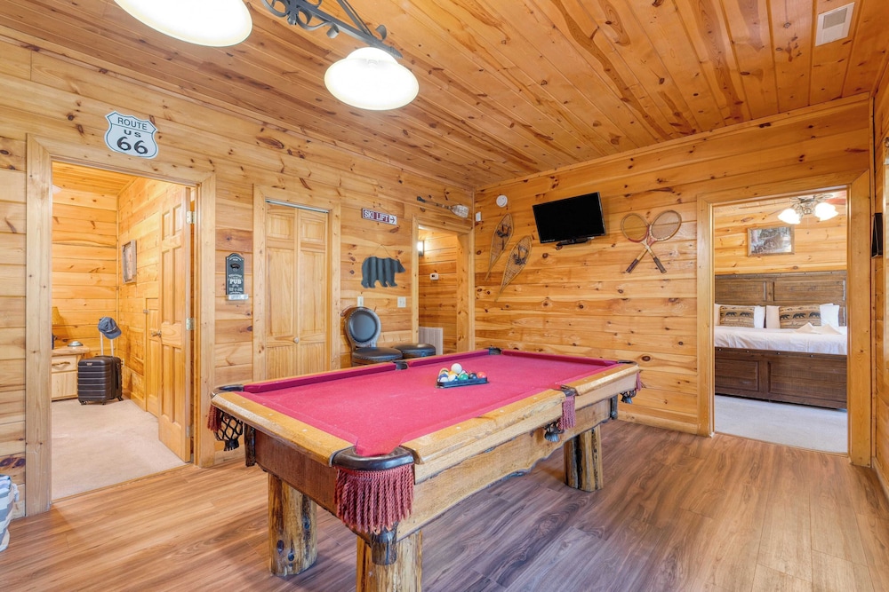 Hottub, Game Room, Forest Views, Near Gatlinburg Four Bears Lodge by Avantstay