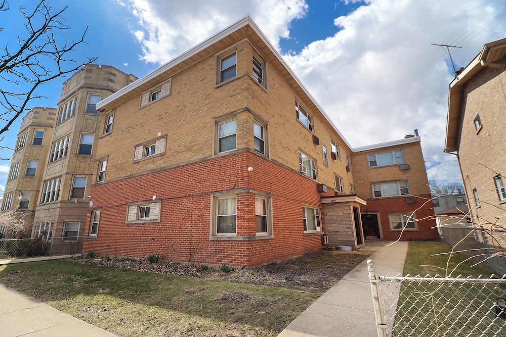 Cozy 1BR Apt Near Shops - Kimball C2