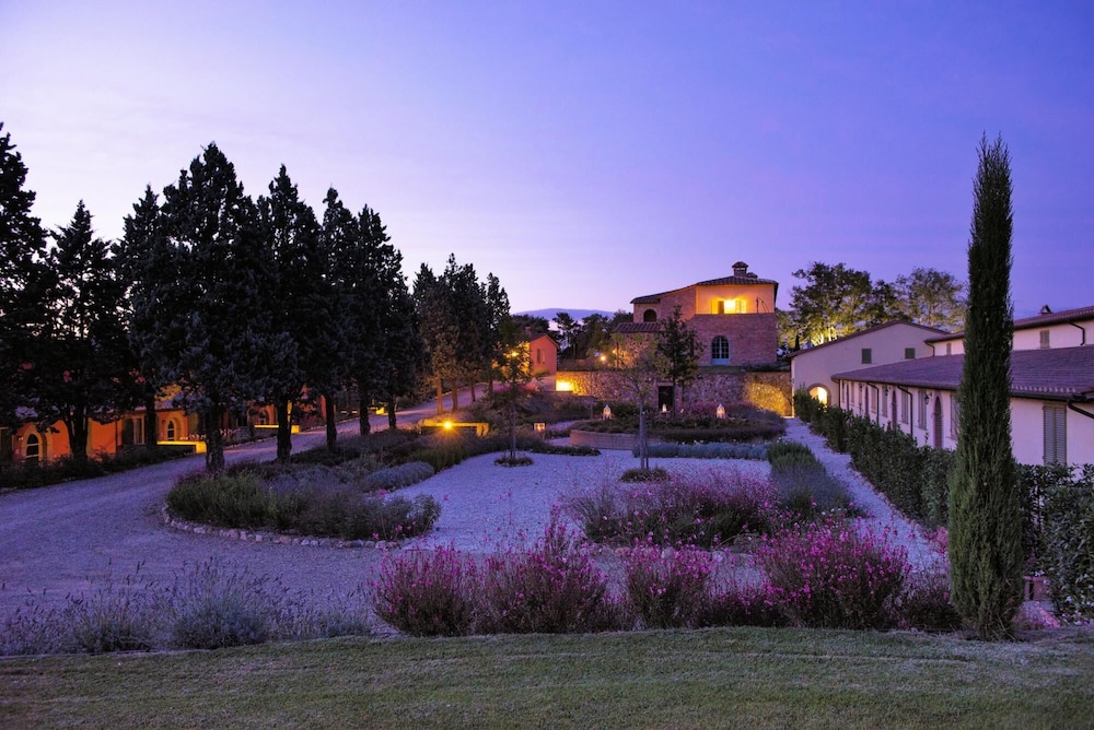 Luxury 2 Rooms Apt Cypress in Siena Resort en Trequanda