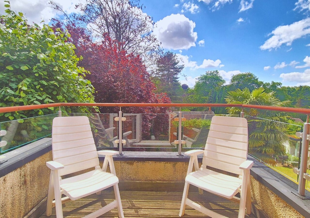 Stylish & Modern 2BR Flat