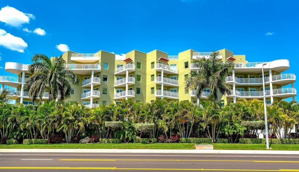 Crystal Palms 405