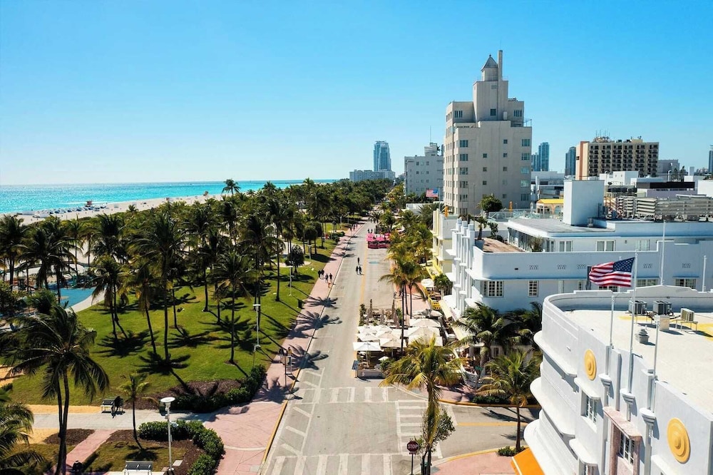 Beachfront 3bdr Condo w/ Pool & Deck Ocean Views Ocean Blvd #102 by Avantstay