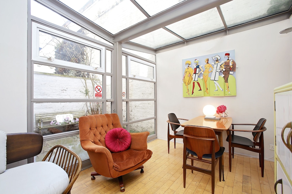 Bright Chic Garden Apartment