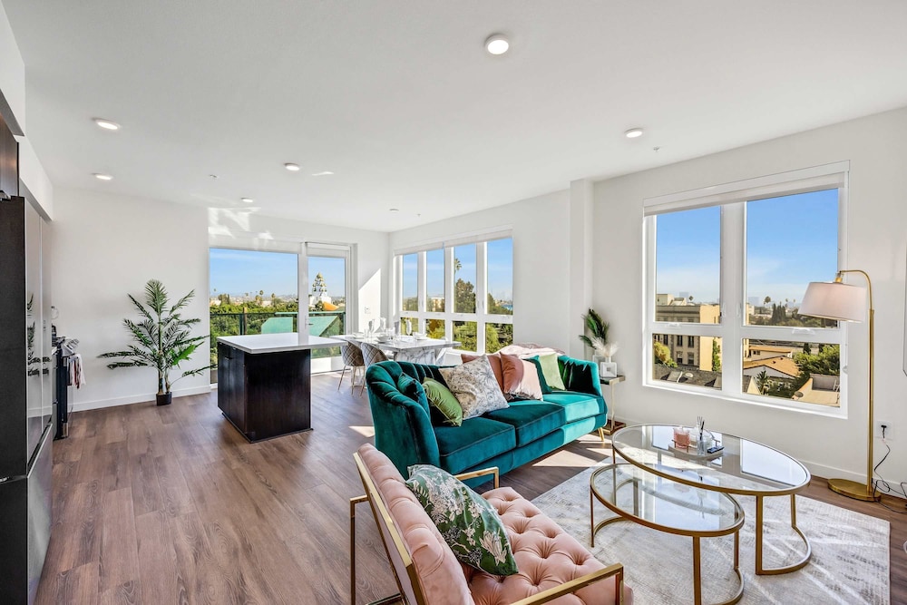 Luxury 2BR Hollywood Pool View by Oneluxstay