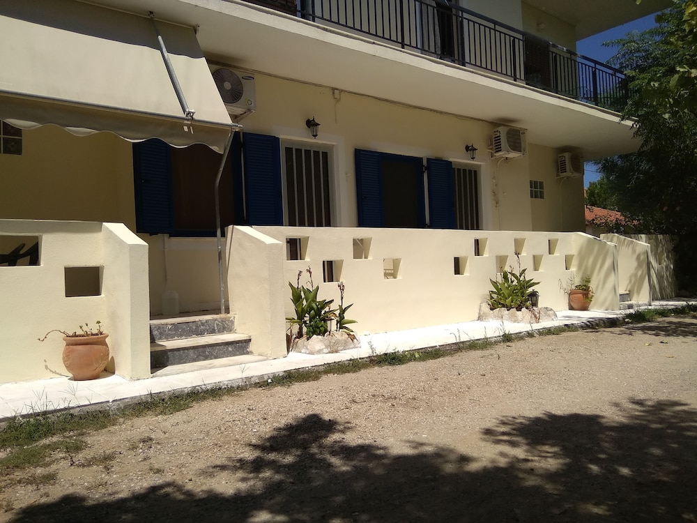 Sarantakis Apartments