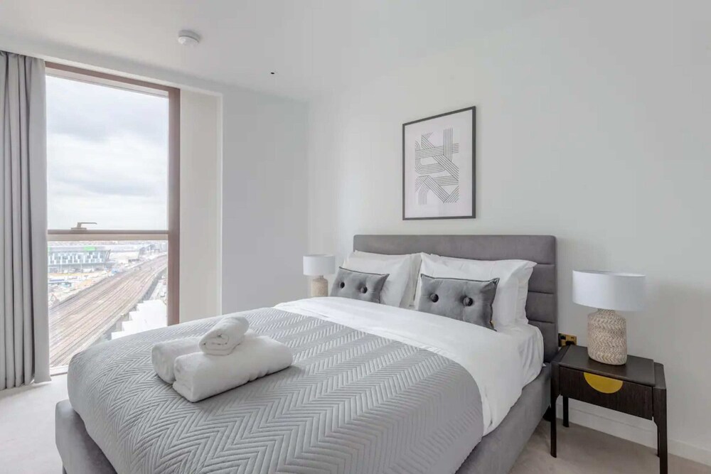 Luxurious 2BD Flat by the River Near Vauxhall