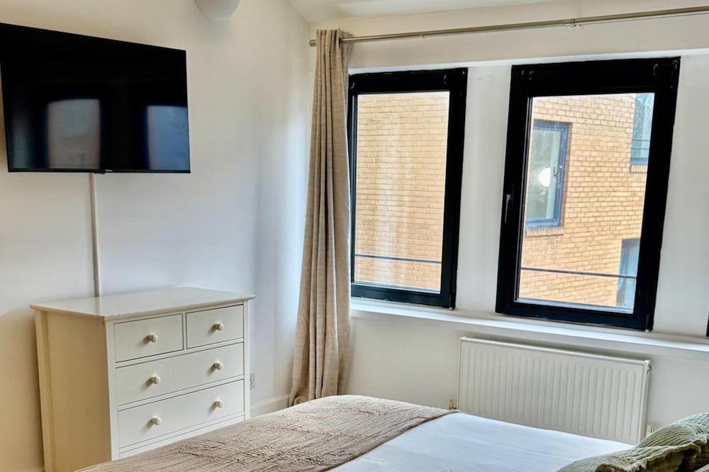 Stylish 1 bed Apartment - Sleeps 4 & Free Parking