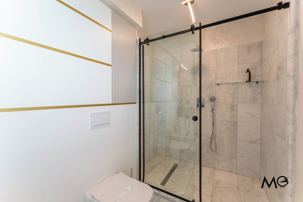 MoHost Valcom - Luxury Skyline Penthouse