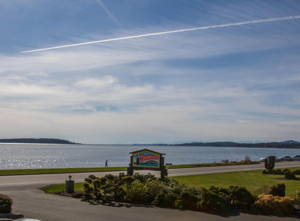 The Cedarwood Inn & Suites