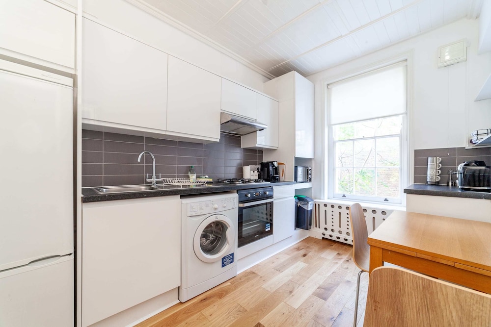 Period Victorian Abode In Idyllic Kings Cross