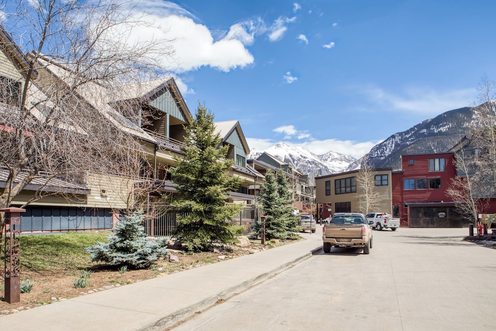 Cimarron Lodge 50 by Avantstay Ski-in/ski-out Property in Complex w/ Two Hot Tubs! view 2
