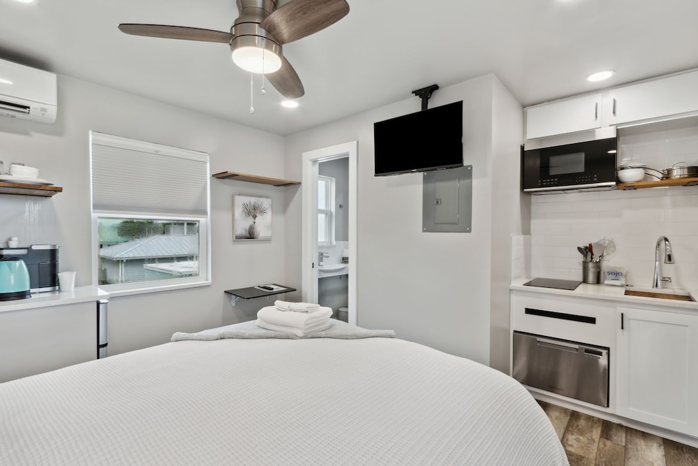 Beach 5 Villas - Immaculate 300 steps from the Ocean view 3