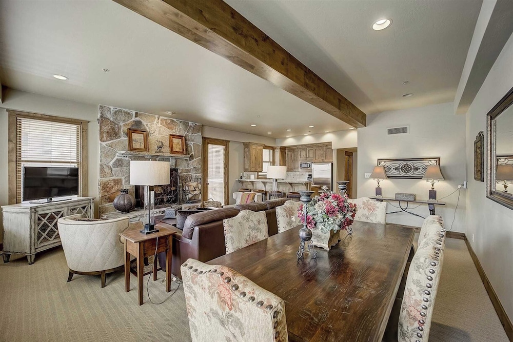 7 Condos, Ski-in/ski-out + Hot Tubs Sleeps 30 Mont Cervin by Avantstay