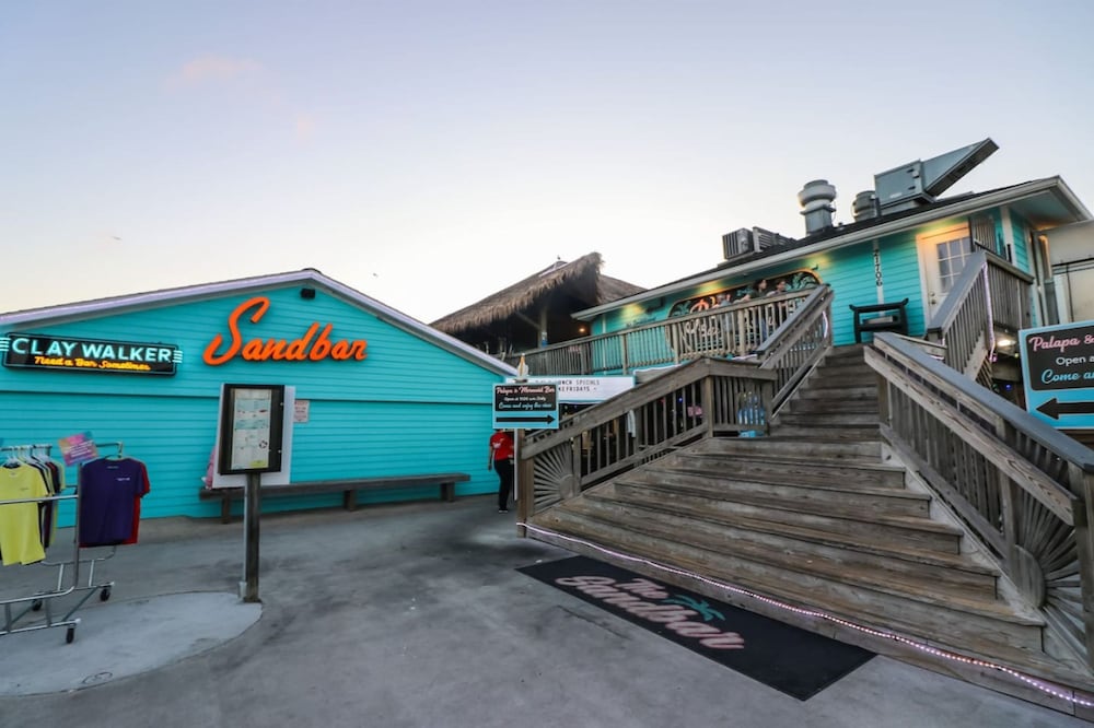 Home Lounge and Arcade Close to Beach and Marina