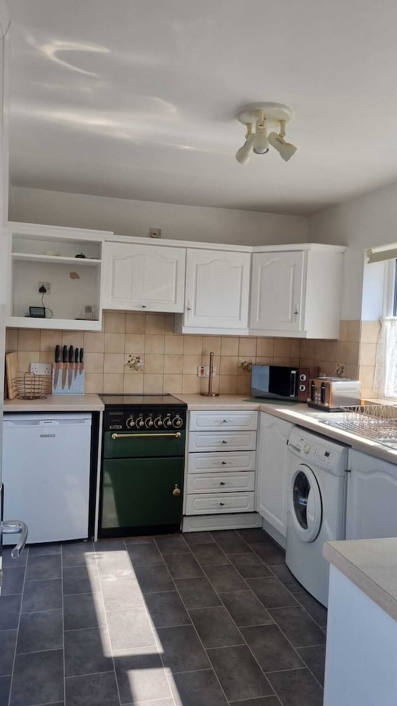 Doncaster-house-sleeps8-parking-garden