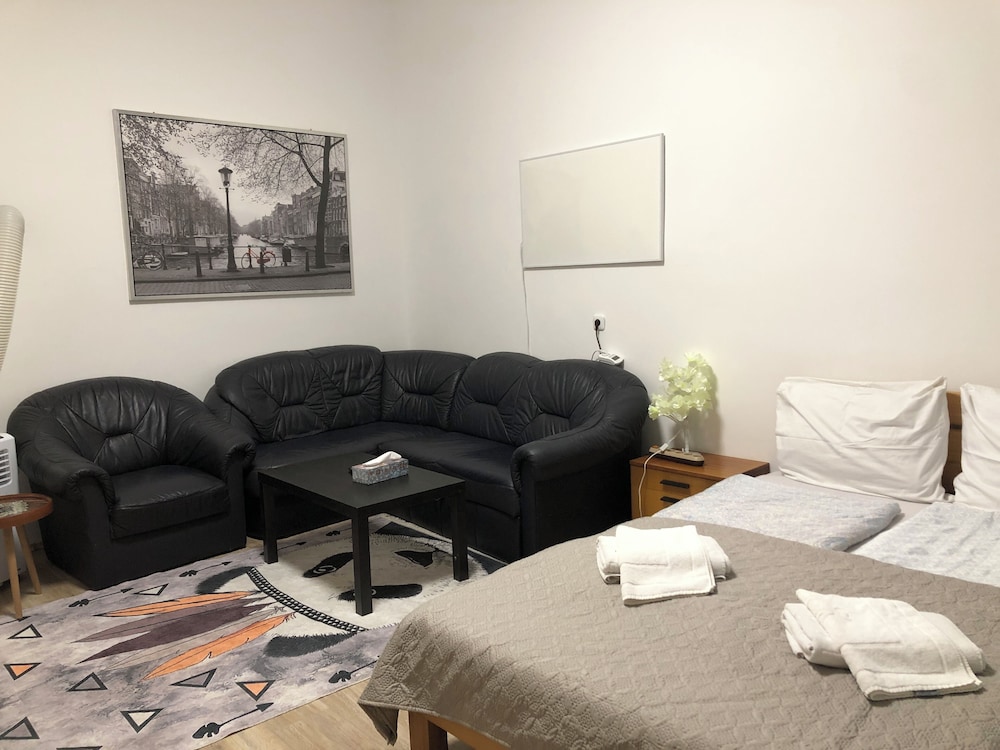 Charming 1BR Apt With Garden Danube