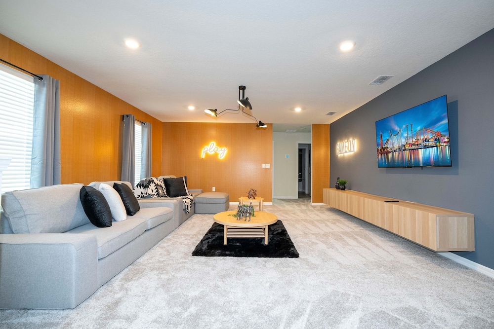 Luxury 7Bd Close to Disney With Pool and Spa at Windsor Cay 16218