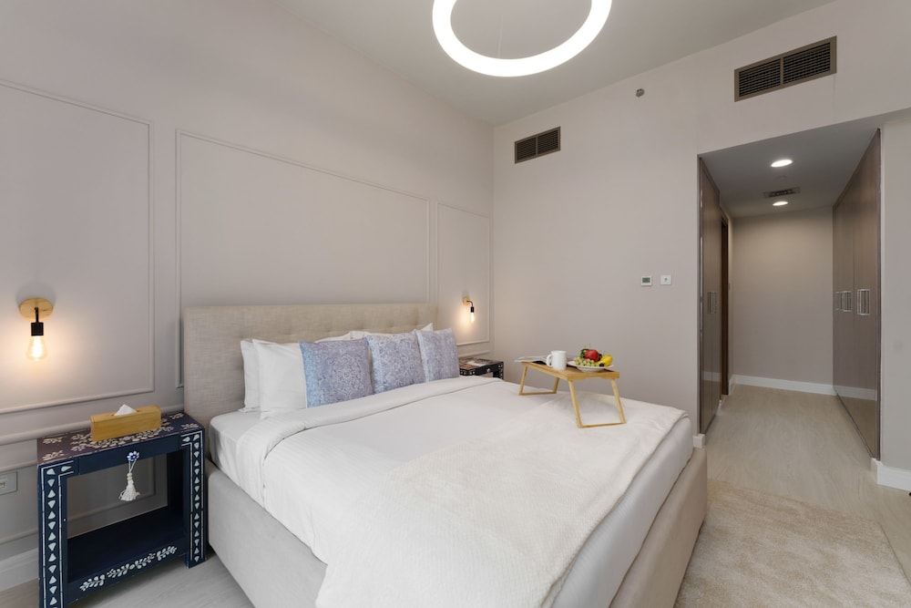 Modern Living w Premium Amenities Close to Marina