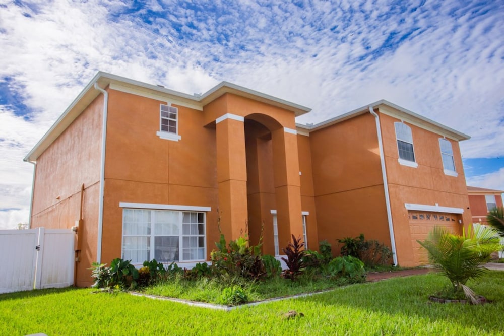 Cheerful 5 bed - 4 Bath Spacious Home