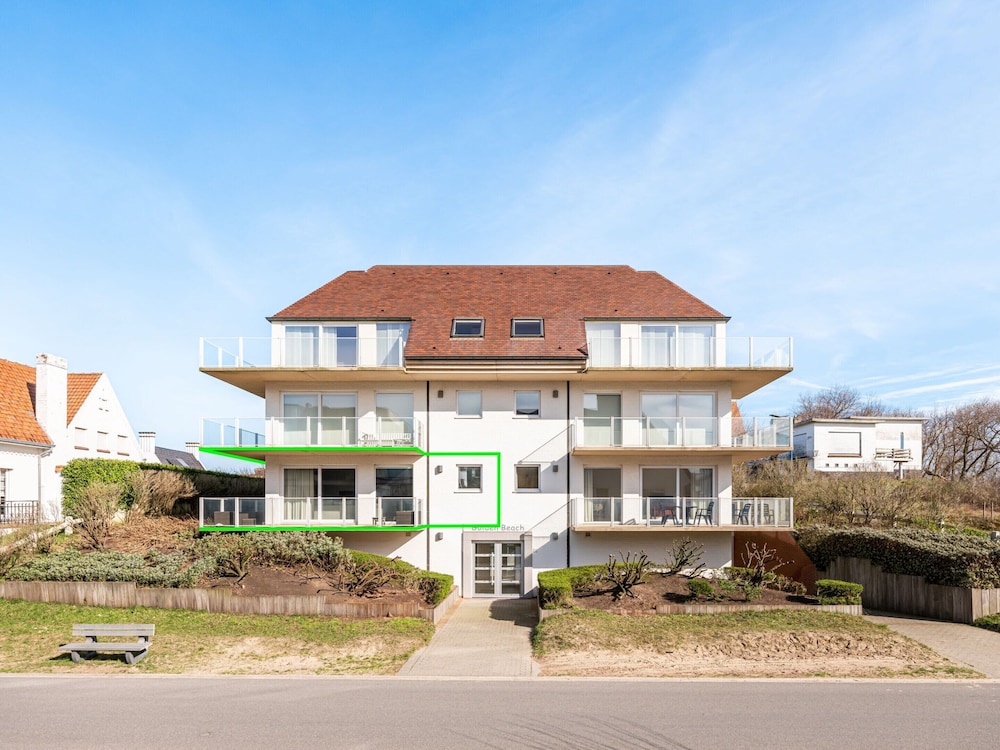 Gold 01 Within Walking Distance of the Beach